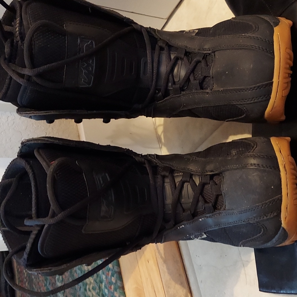 Snowboard boots
